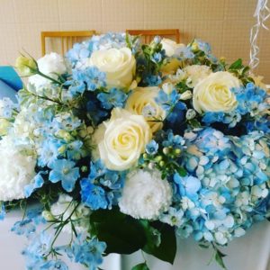 披露宴でひな壇に飾られた青と白の装花