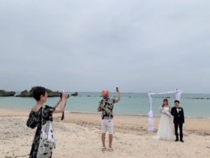 ビーチ結婚式で写真撮影