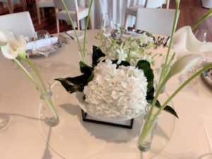 テーブルの白に合わせたホワイト装花
