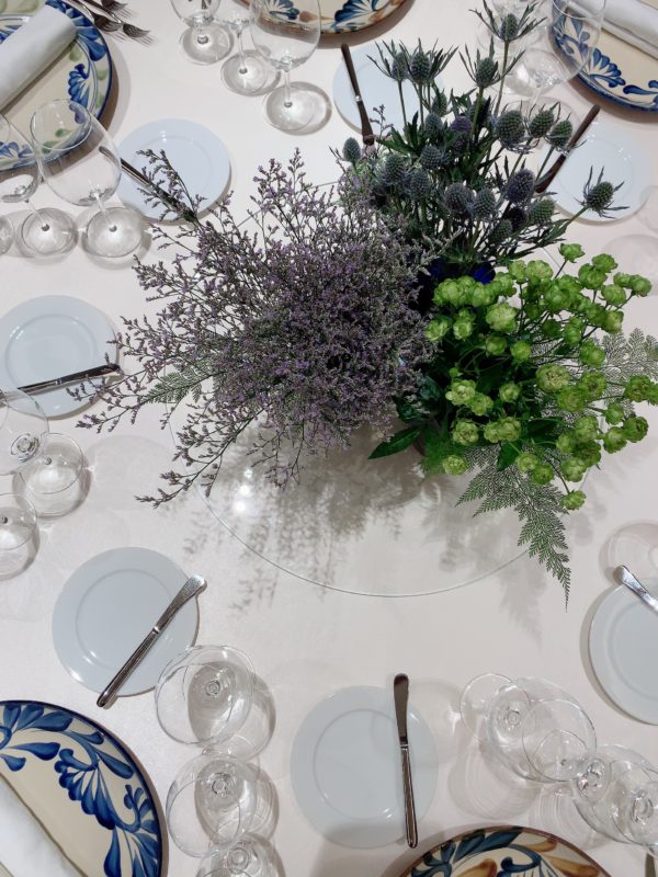 グリーンとダーク系のテーブル装花