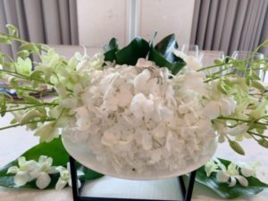 テーブルの白に合わせたホワイト装花拡大