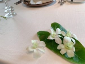 清潔感がある白い花を使ったテーブル装花