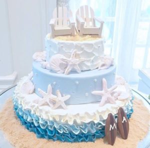 ビーチと青い海をテーマにした可愛くて個性的なウエディングケーキ特集 沖縄の女性ウェディング司会者